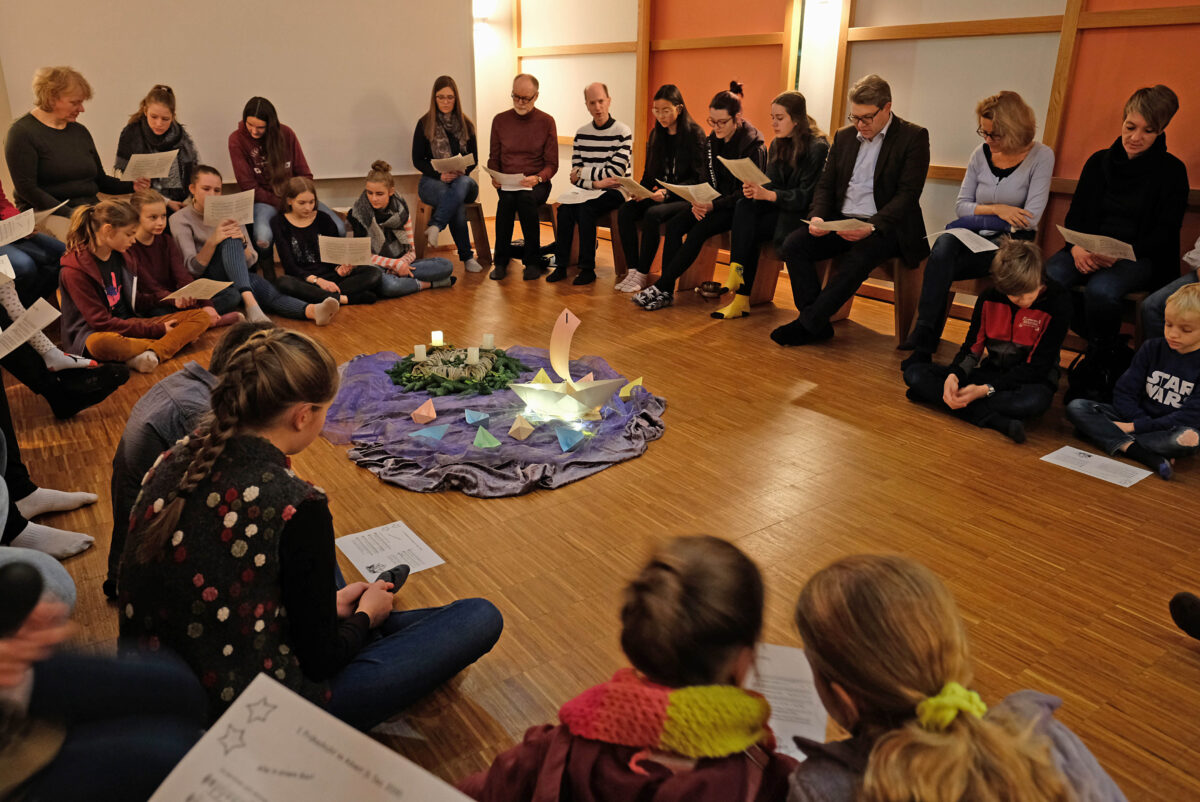 Aachen, Viktoriaschule, 6.12.2019: Morgenandacht "Frühschicht" im Meditationsraum "Oase" in der Viktoriaschule unter Leitung von Herrn Kleinfeld. Die Teilnahme von 7:00 - 7:30 Uhr an den Freitagen im Advent ist freiwillig und steht neben Schülern auch interessierten Eltern offen. Danach wird vor dem Unterricht ein gemeinsames Frühstück gereicht.