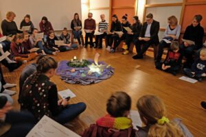 Aachen, Viktoriaschule, 6.12.2019: Morgenandacht "Frühschicht" im Meditationsraum "Oase" in der Viktoriaschule unter Leitung von Herrn Kleinfeld. Die Teilnahme von 7:00 - 7:30 Uhr an den Freitagen im Advent ist freiwillig und steht neben Schülern auch interessierten Eltern offen. Danach wird vor dem Unterricht ein gemeinsames Frühstück gereicht.